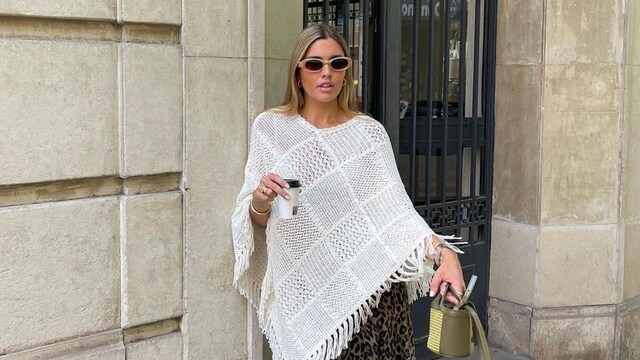 Influencer con capa y falda animal print