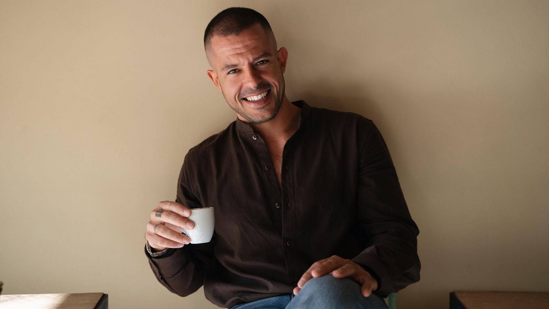 Retrato de Carlos Martínez,  experto en interiorismo emocional y fundador de Raíz Studio, tomando una taza de café