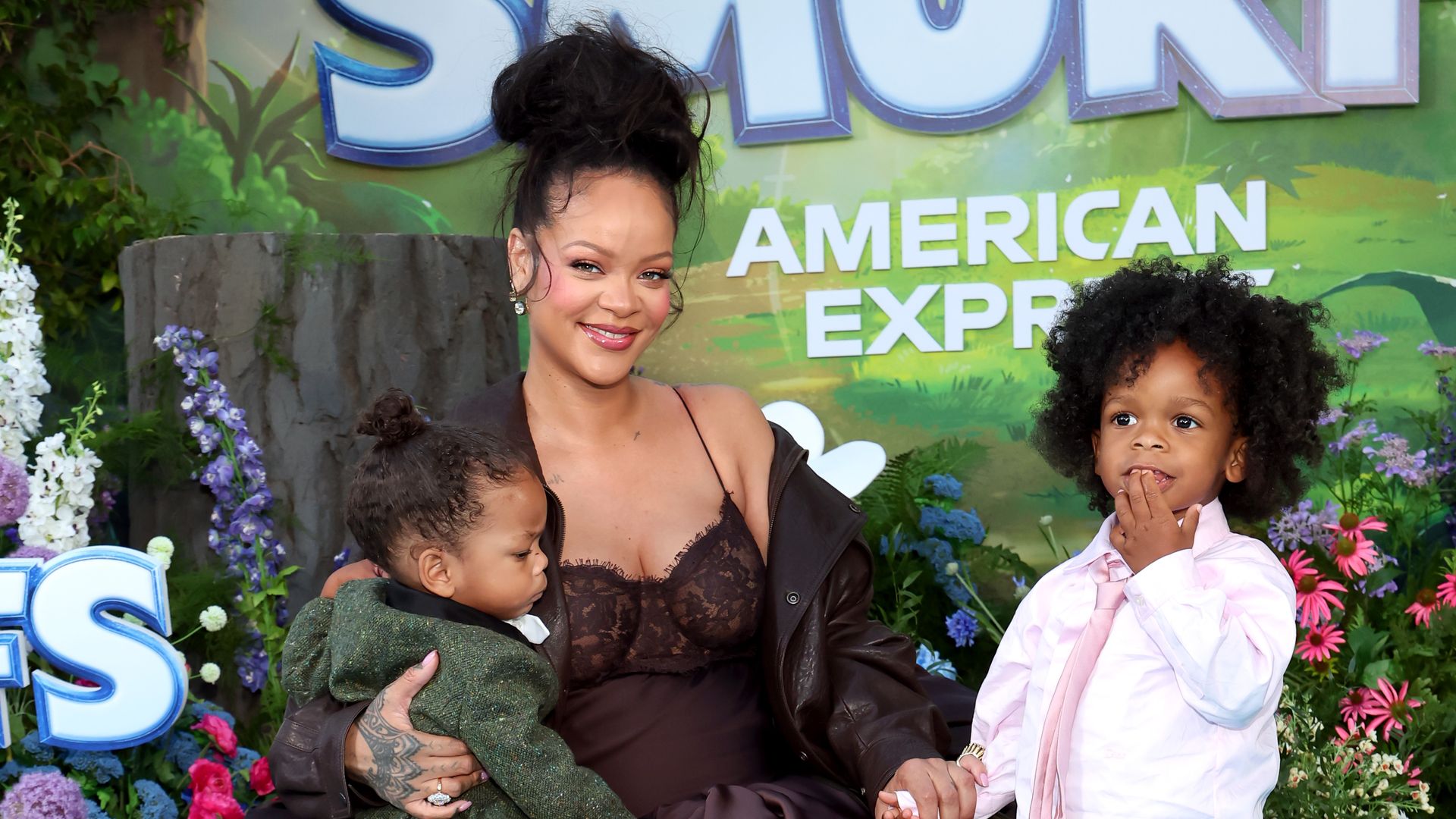 Rihanna deslumbra embarazadísima en la alfombra roja junto a sus hijos