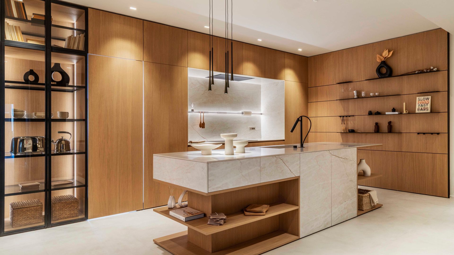 Cocina con isla y puertas que ocultan una despensa, de Casa Decor 2026