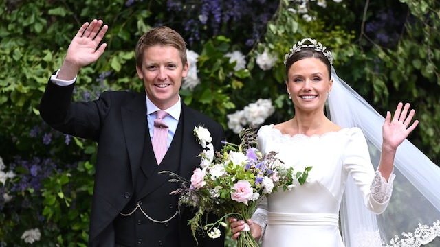 Hugh Grosvenor, Duque de Westminster, y Olivia Henson, Duquesa de Westminster, saludan mientras se marchan de su boda como marido y mujer en la Catedral de Chester el 7 de junio de 2024 en Chester, Inglaterra.