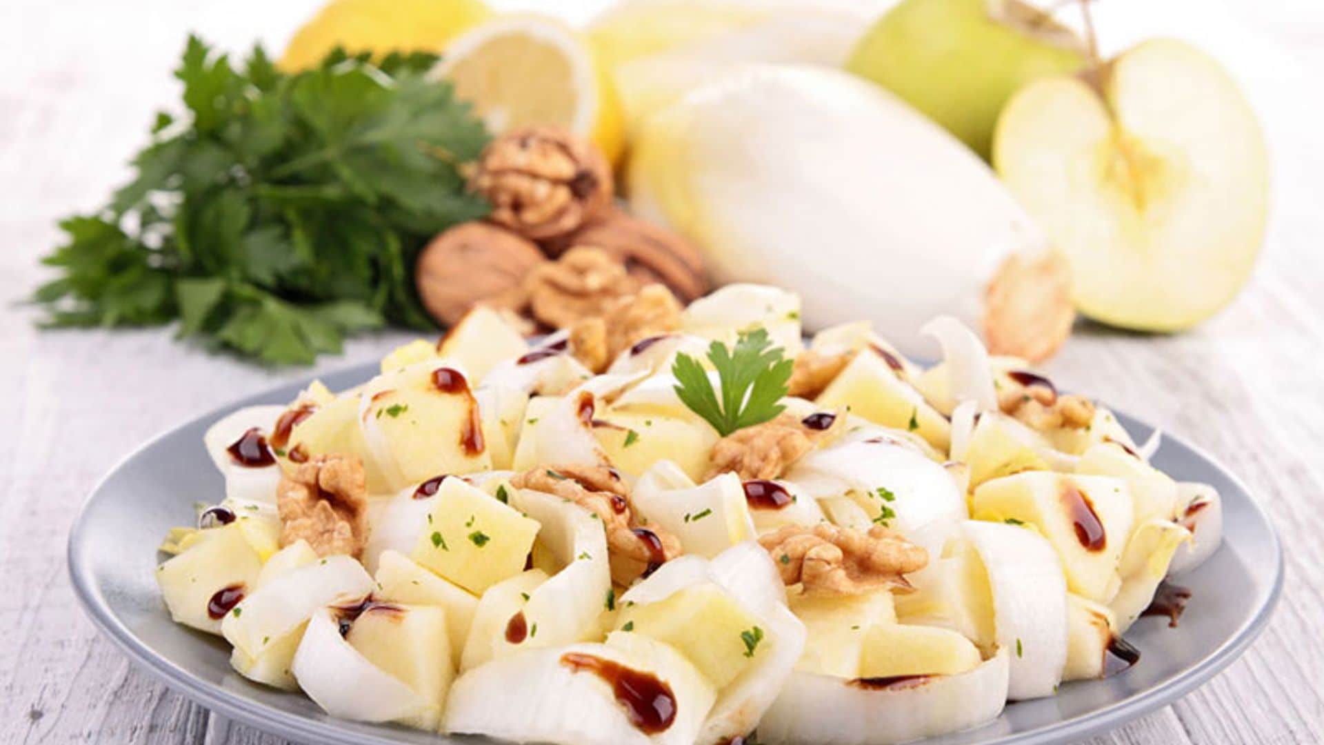 Ensalada de endivias, nueces y manzana