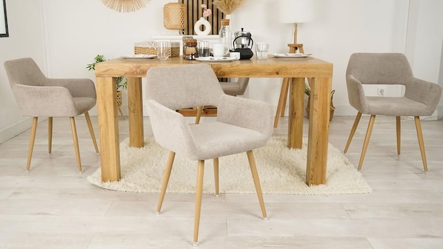 Sillas de comedor 'beige' con madera en un salón decorado en tonos neutros