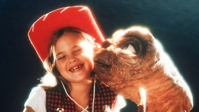  Drew Barrymore posando con E.T.