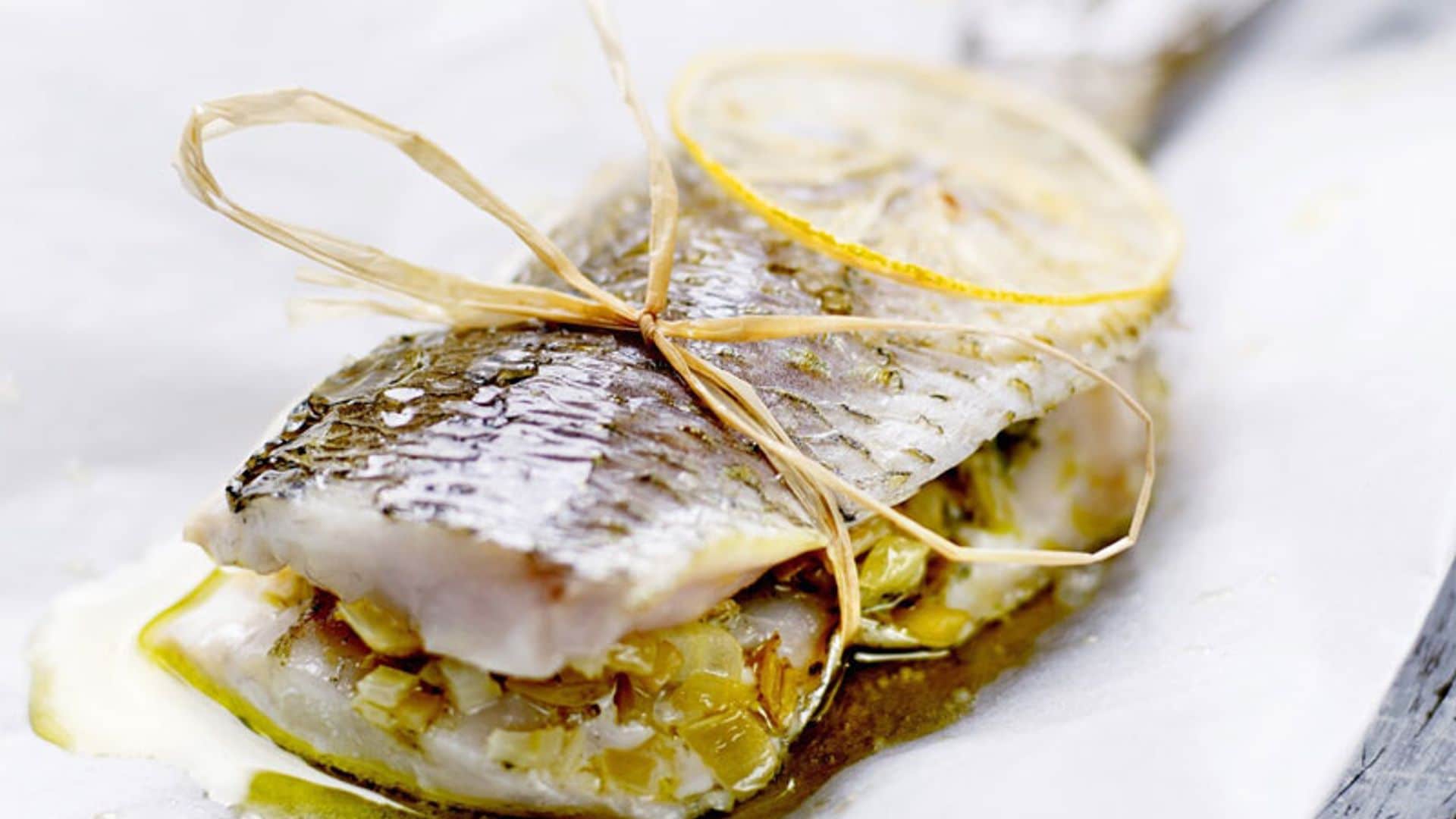 Pargo al horno rellleno de hinojo sobre salsa de limón