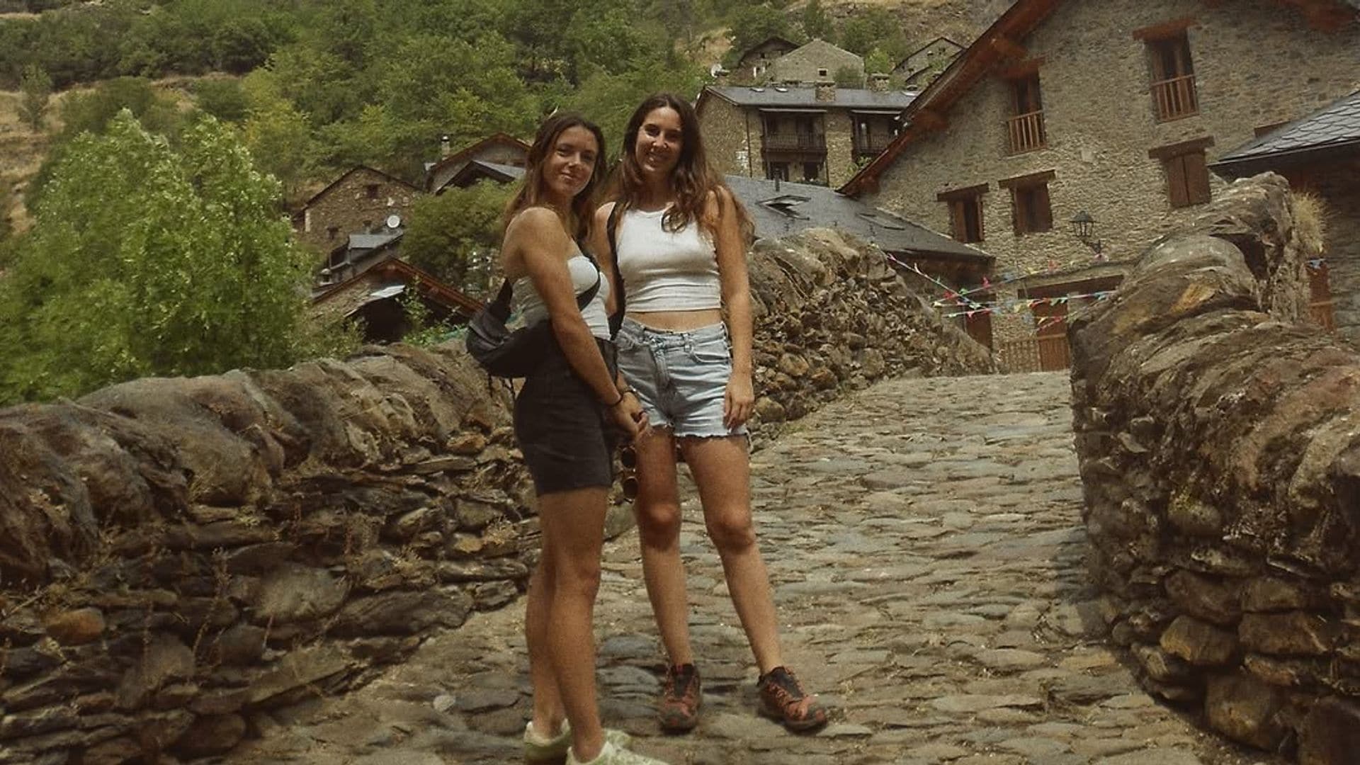 La sabia elección de Aitana Bonmatí para veranear en la mejor compañía y olvidar las penas: todas las fotos