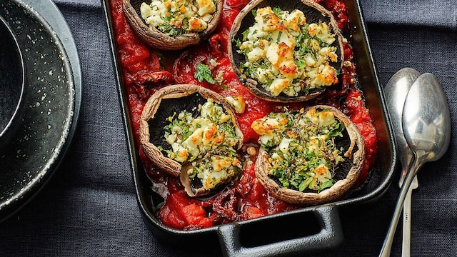 champinones rellenos de queso feta y hierbas con salsa de tomate