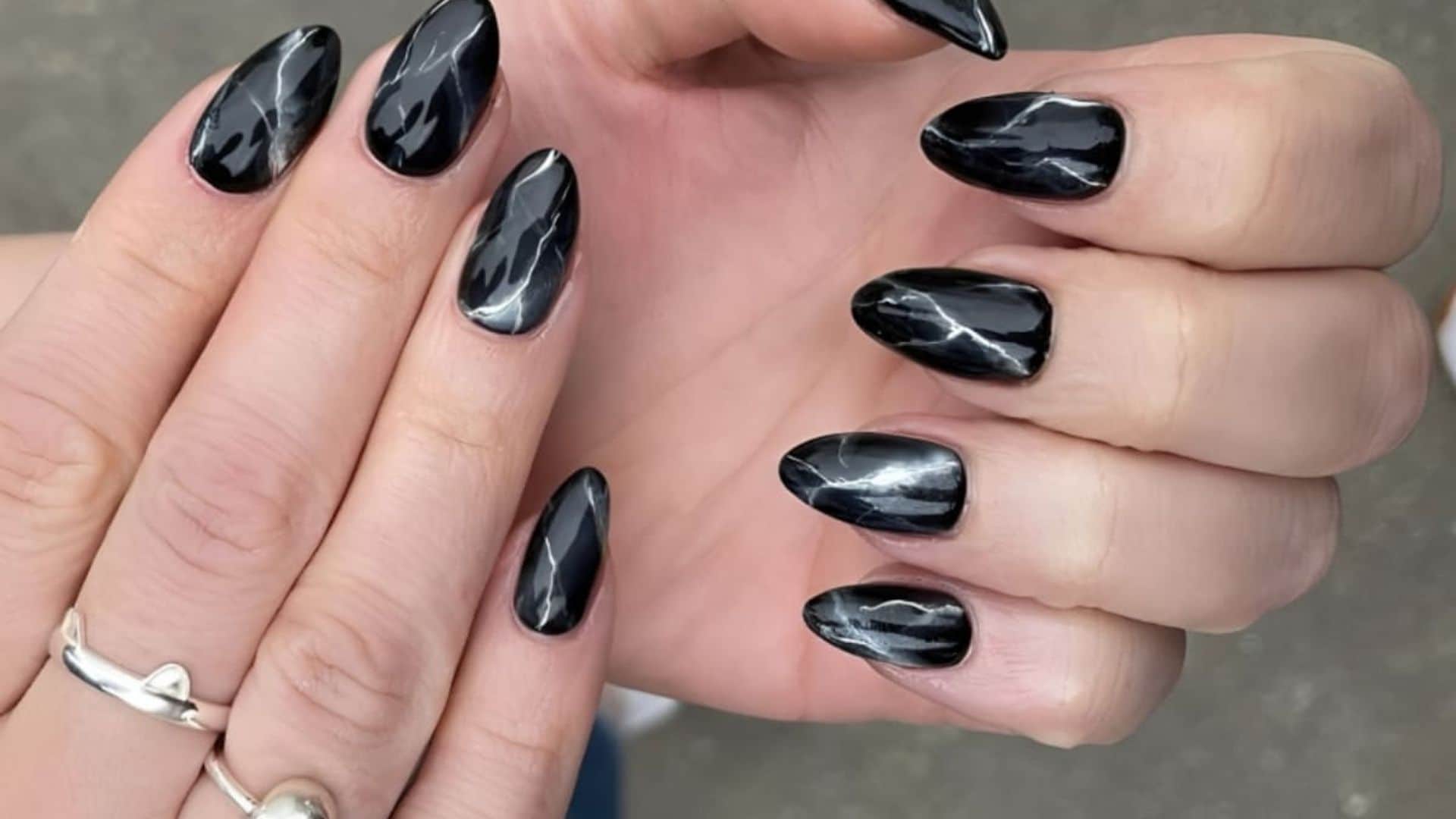 Chiara Ferragni luce la manicura marmoleada que llevaremos toda la primavera