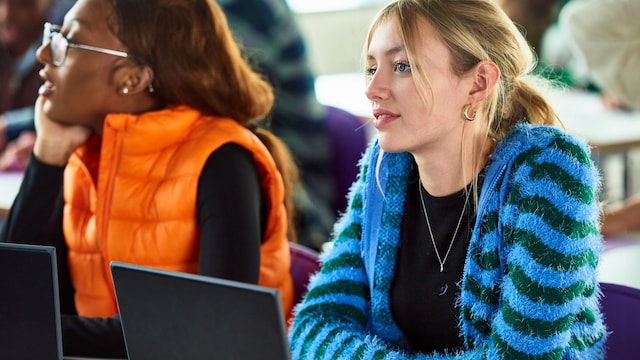 Mujer escuchando con atención una clase 