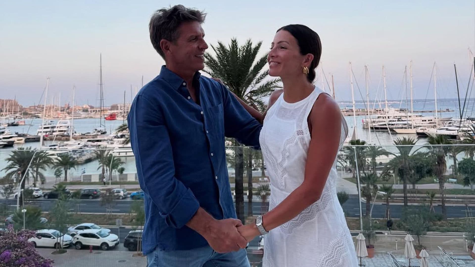 Virginia Troconis y 'El Cordobés' se dan un baño de intimidad en sus vacaciones en Mallorca