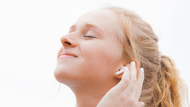 Una chica con unos AirPods