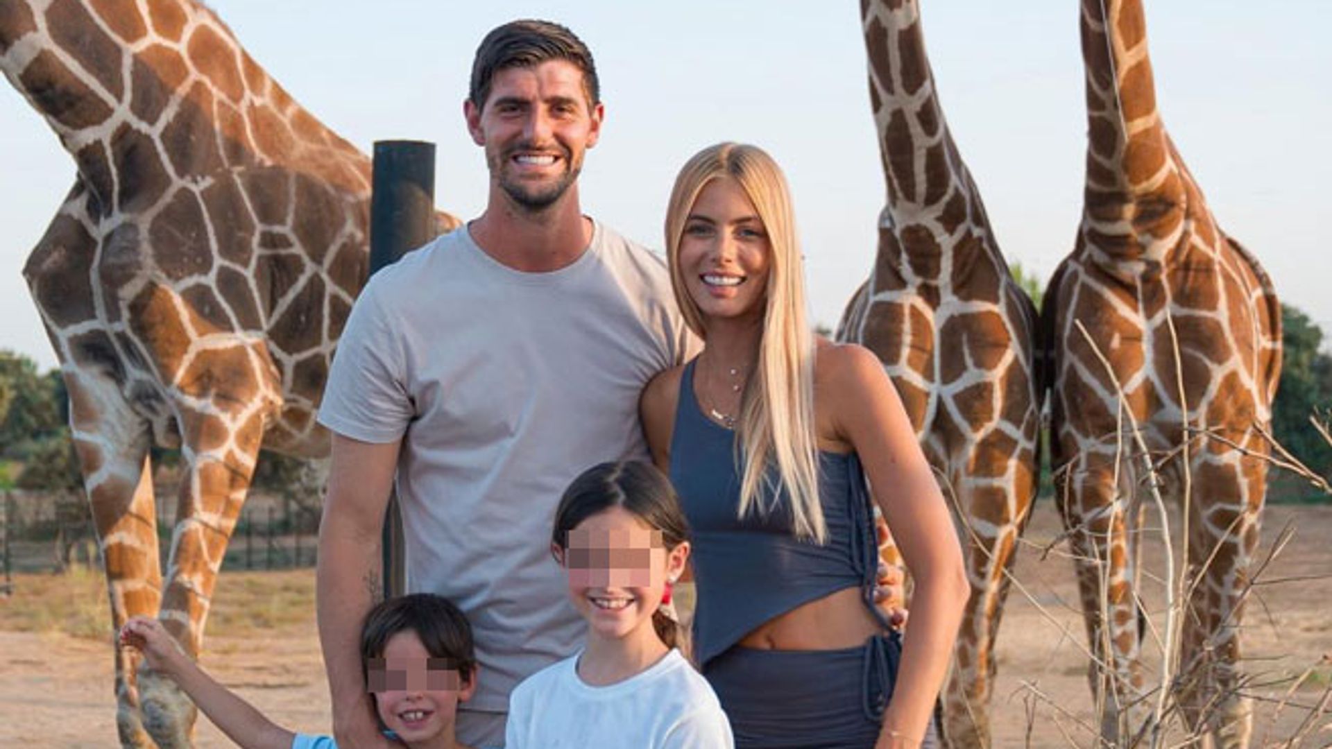 Thibaut Courtois, día de safari entre jirafas y serpientes con su mujer y sus hijos