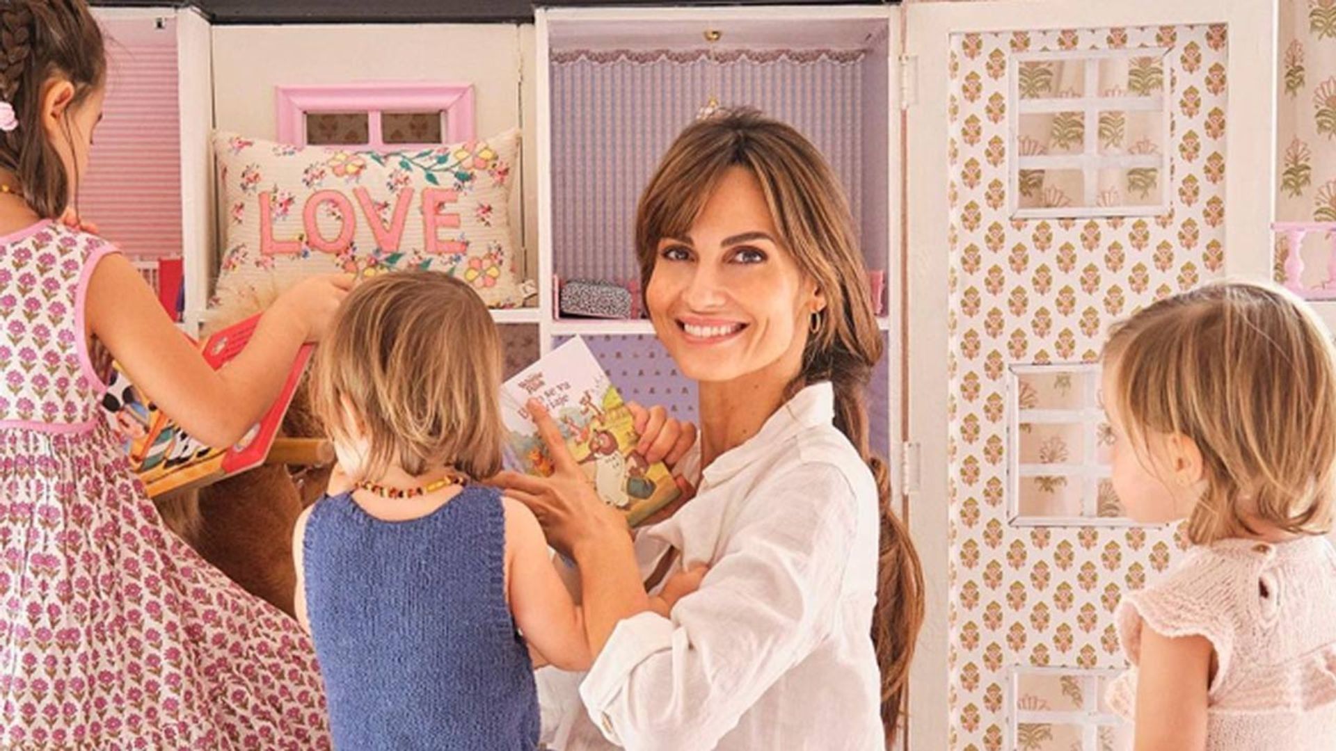 El momento de las hijas de Ariadne Artiles leyendo con pasión el libro de su madre