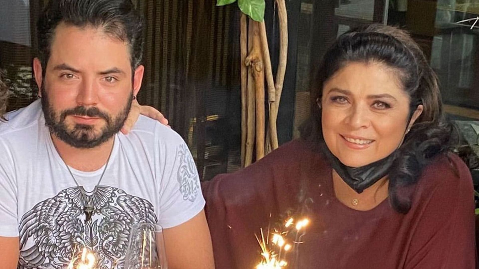 Rodeada de su familia, Victoria Ruffo comienza la celebración de su cumpleaños