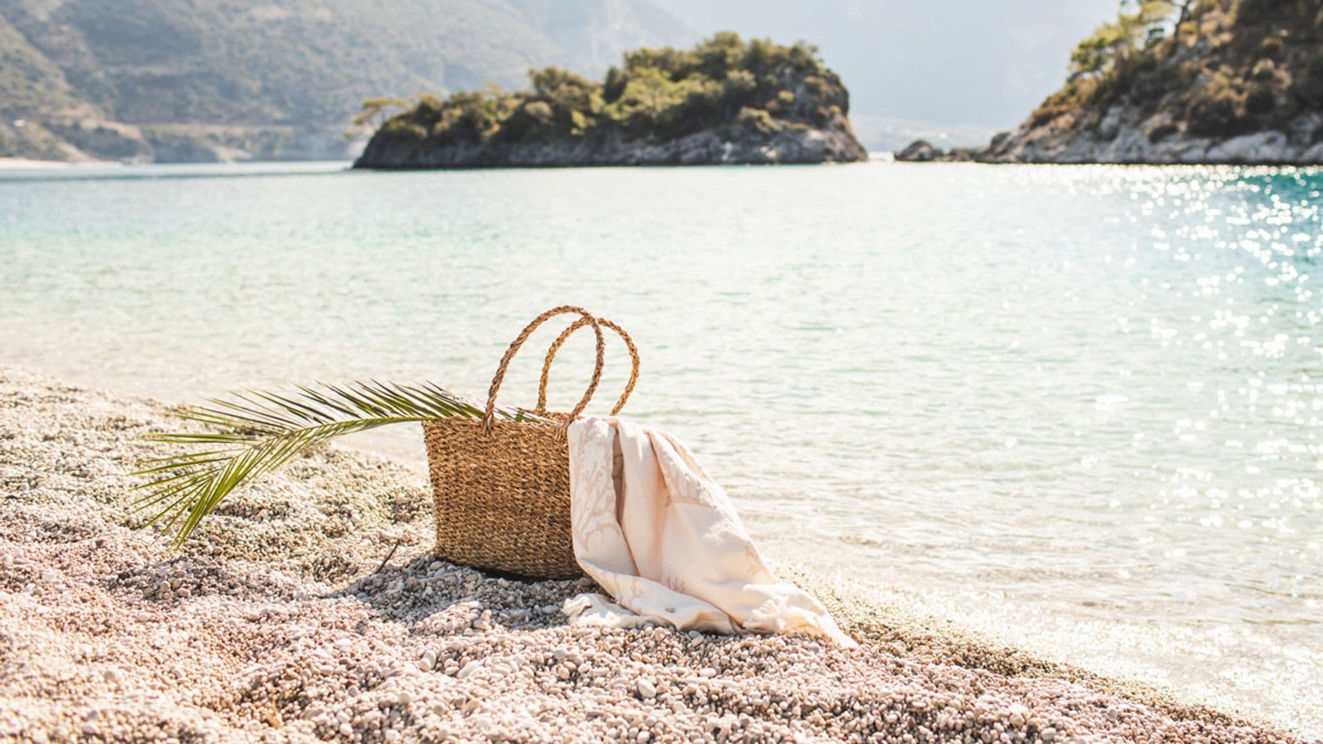 Del más elegante al más divertido: 9 bolsos de playa comodísimos y a la moda