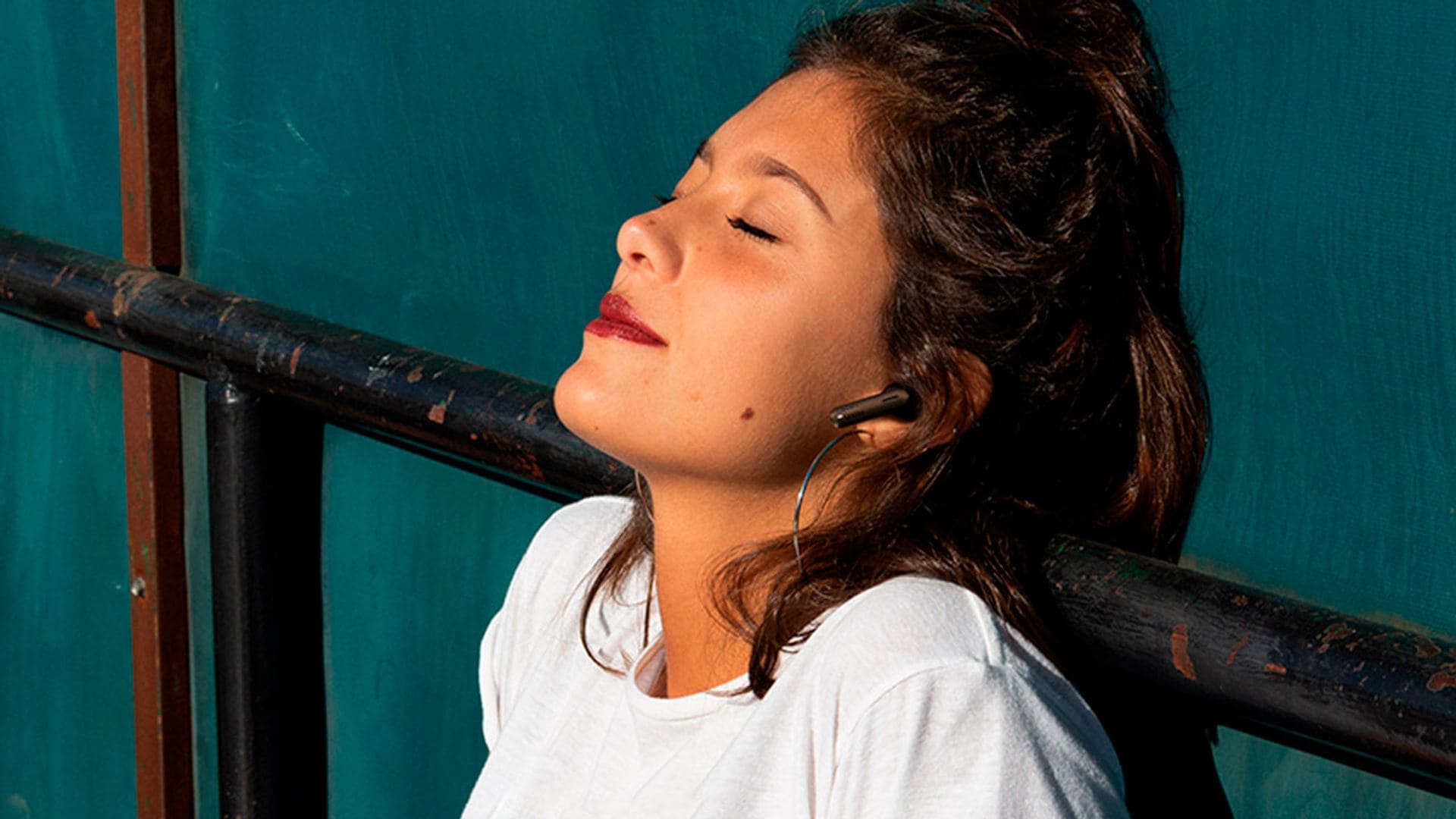 Una chica con unos auriculares inalámbricos