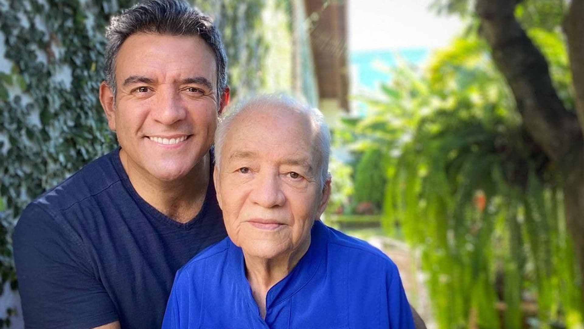 Héctor Sandarti se divierte de lo lindo con su mamá tras meses sin verla