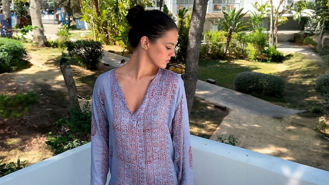 Isabelle Junot con vestido túnica