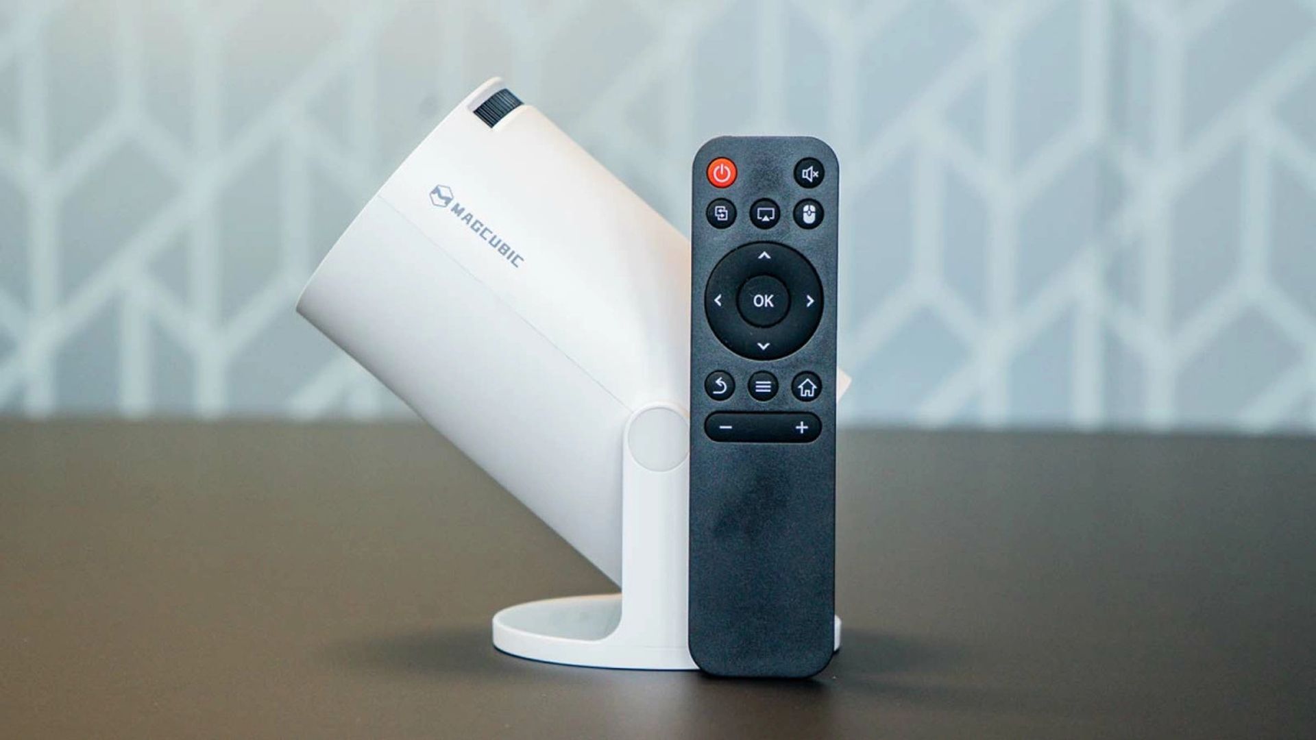 Así es el proyector minimalista que convierte cualquier rincón de tu hogar en tu cine por menos de 25€