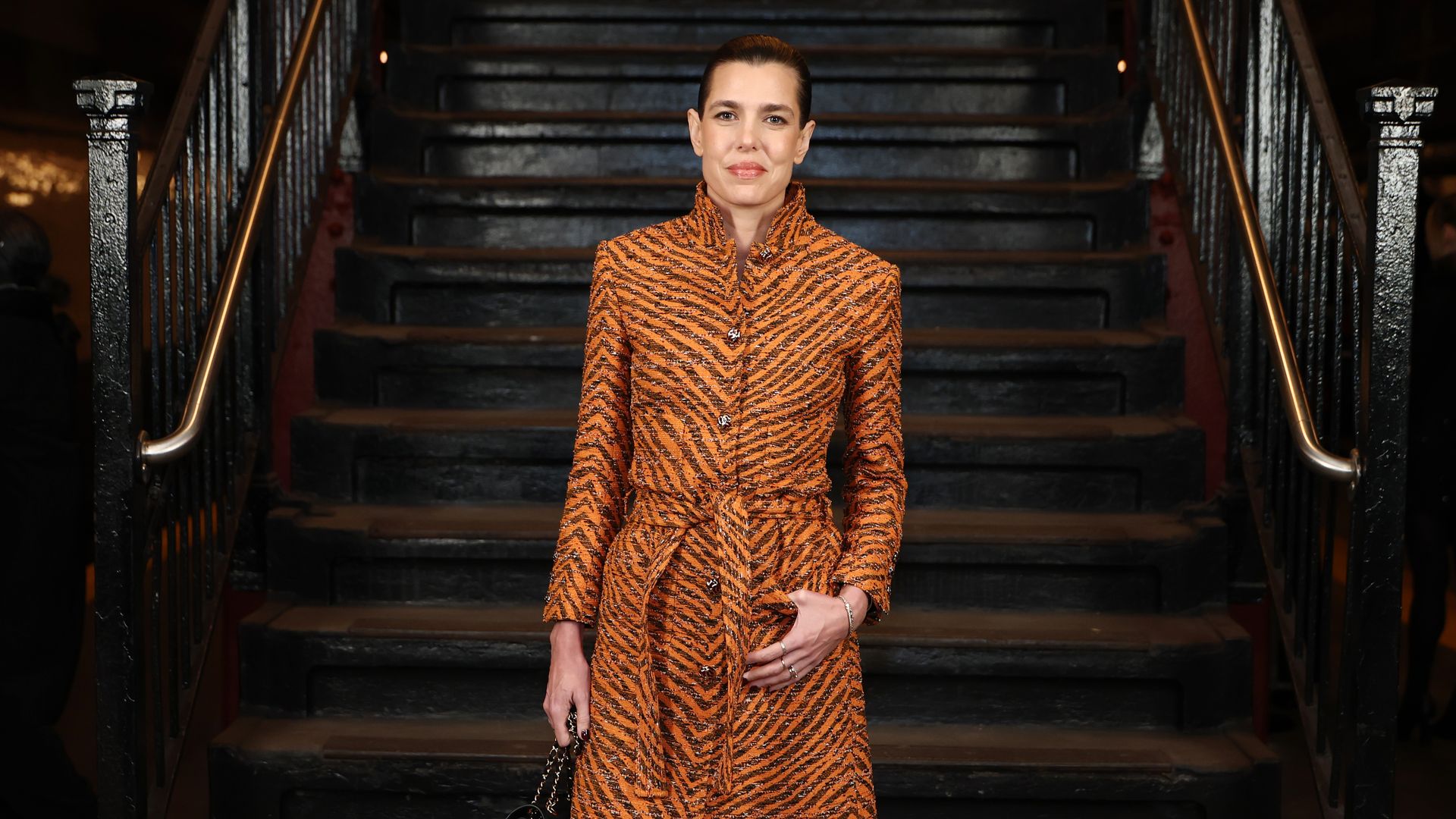 Solo Chanel podía convencer a Carlota Casiraghi de viajar en metro: un look salvaje e inédito que no esperábamos