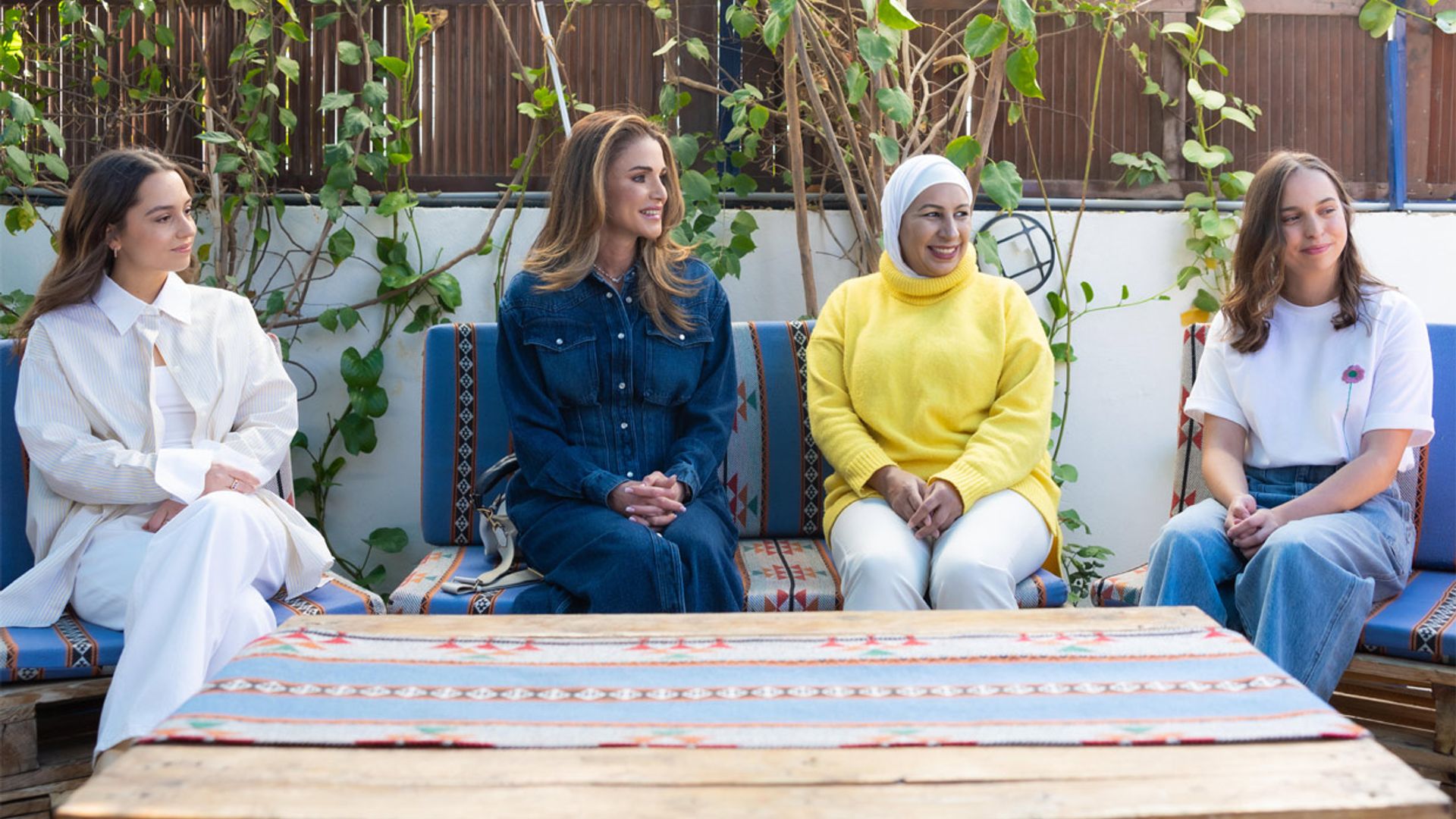 Imán y Salma de Jordania, junto a la reina Rania, sorprenden al acudir a su primer acto público en meses