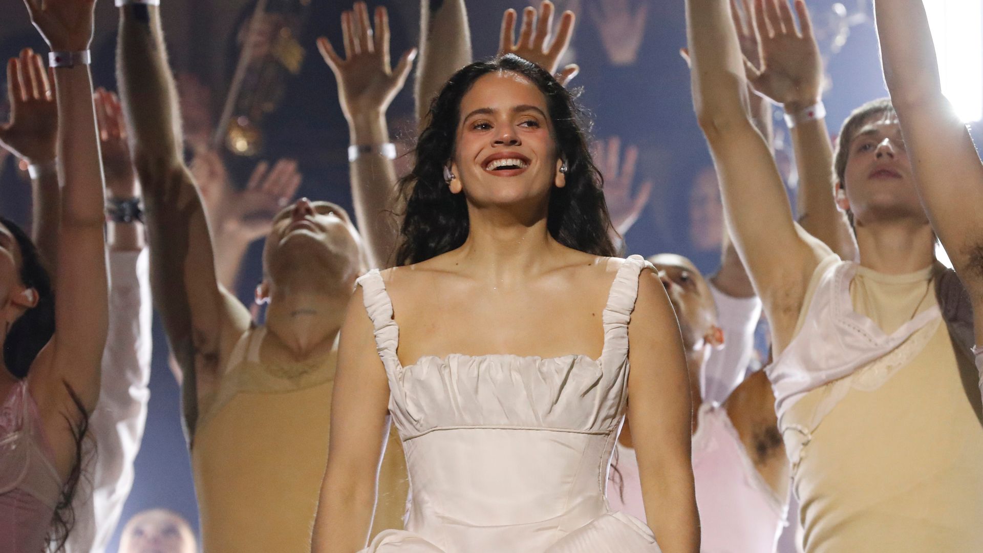 Rosalía emocionada encima del escenario 