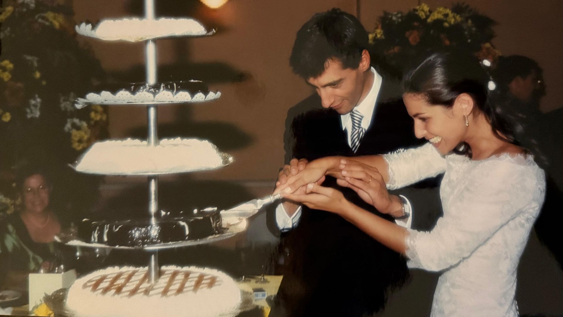Nuria Roca y Juan del Val nos abren su álbum de boda por su 25 aniversario: "Sería una buena excusa para que nos casaran nuestros hijos"