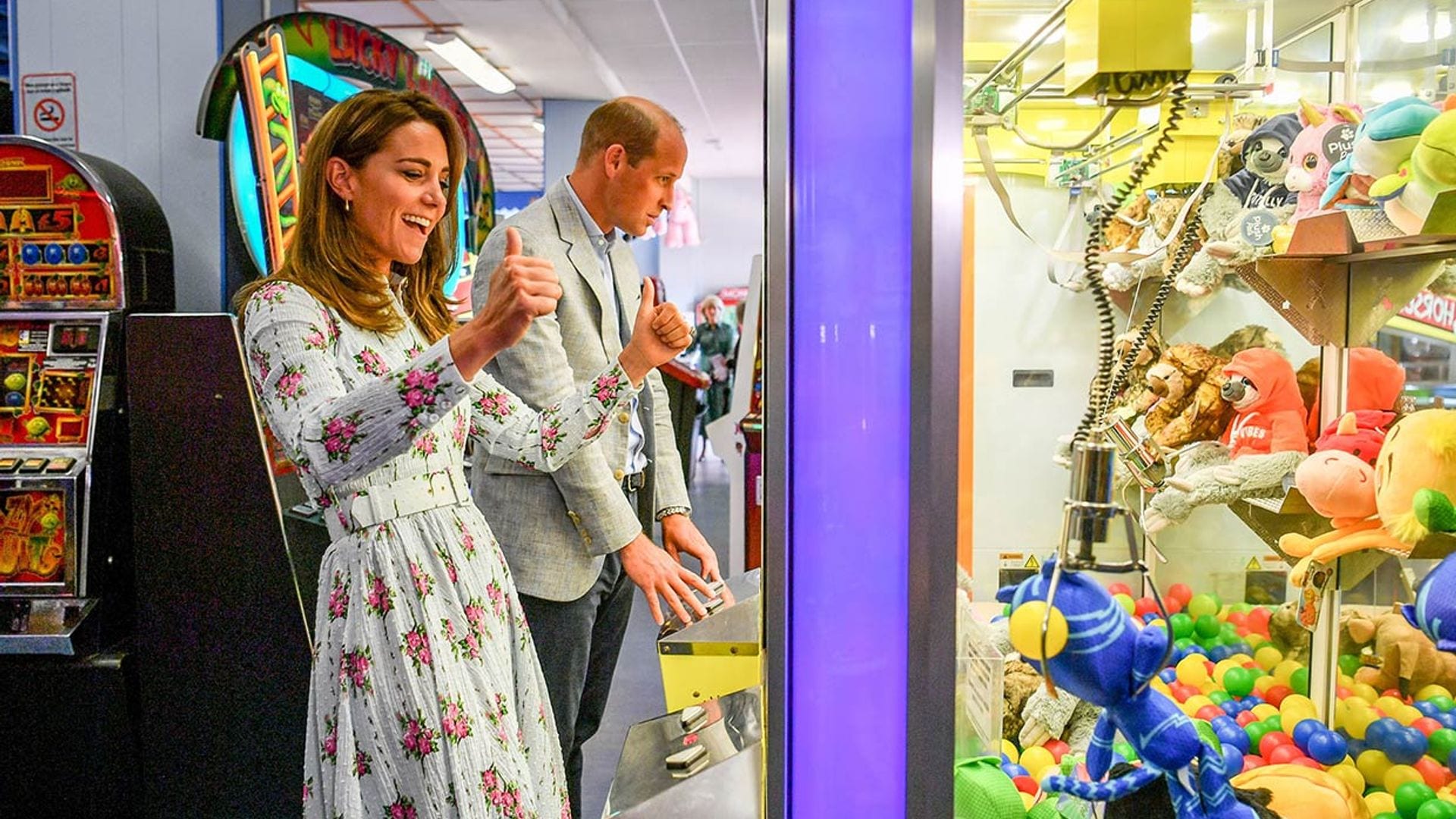 Los duques de Cambridge 'compiten' entre risas en los recreativos, ¿a quién se le da mejor?