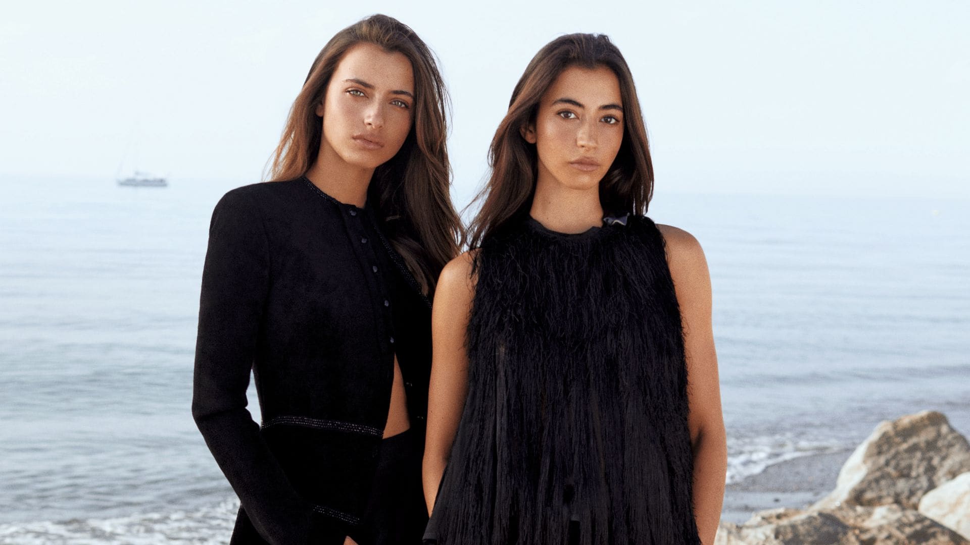 Olivia y Fernanda Monjardín posando para ¡HOLA!