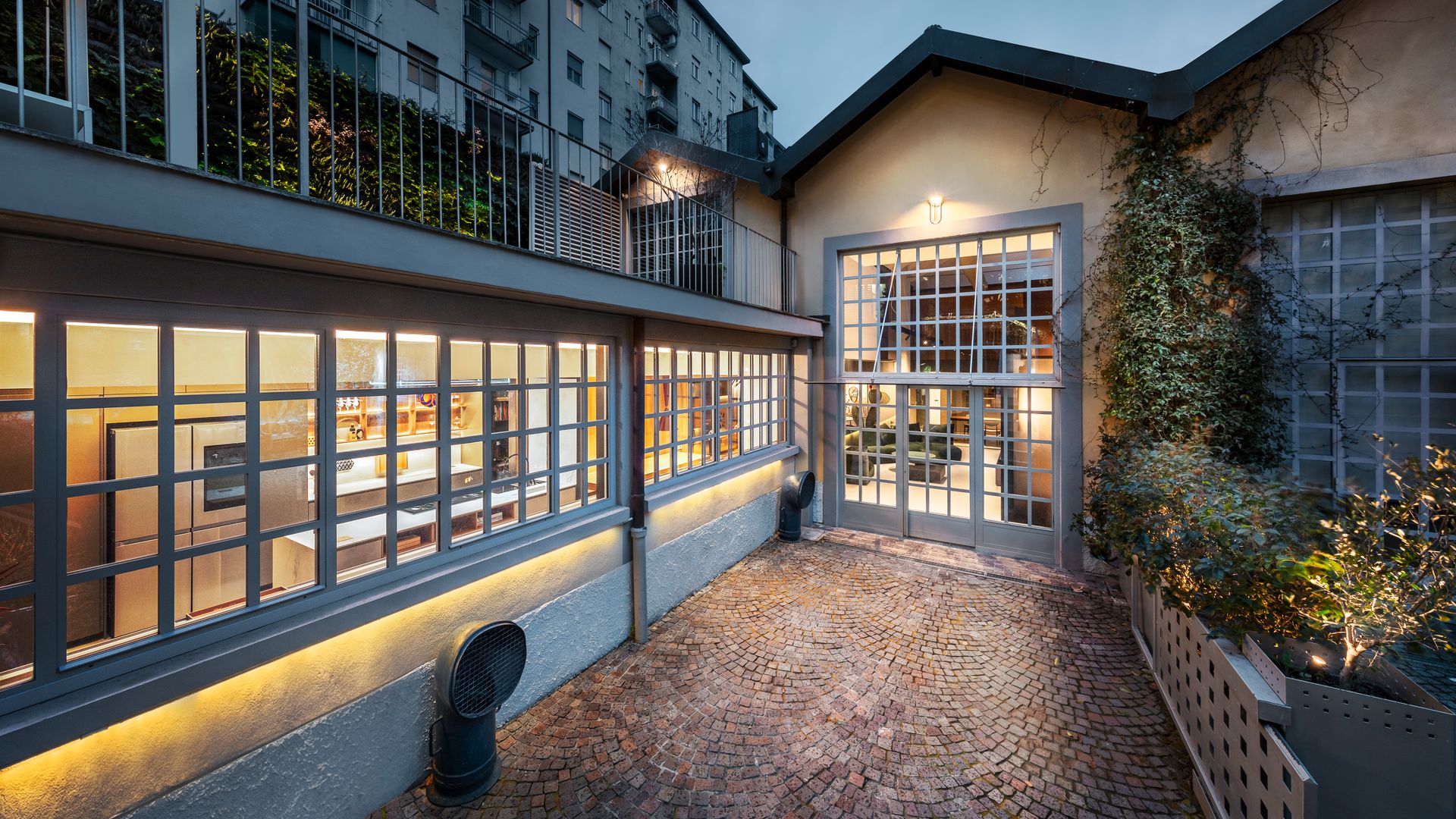 Una reforma espectacular: de fábrica de los años 50 a un impresionante 'loft' con historia en Milán