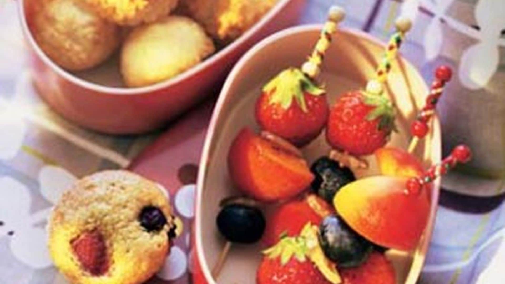 Brochetas de frutas con bolitas de coco y magdalenas