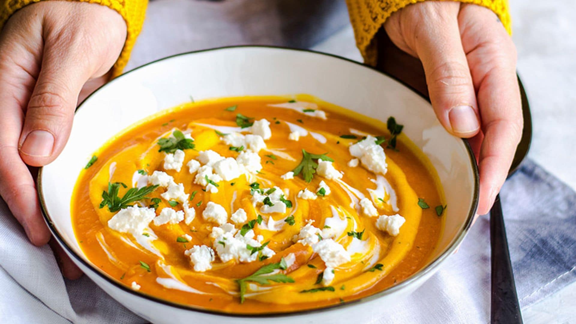 Crema de calabaza al curry con queso de cabra