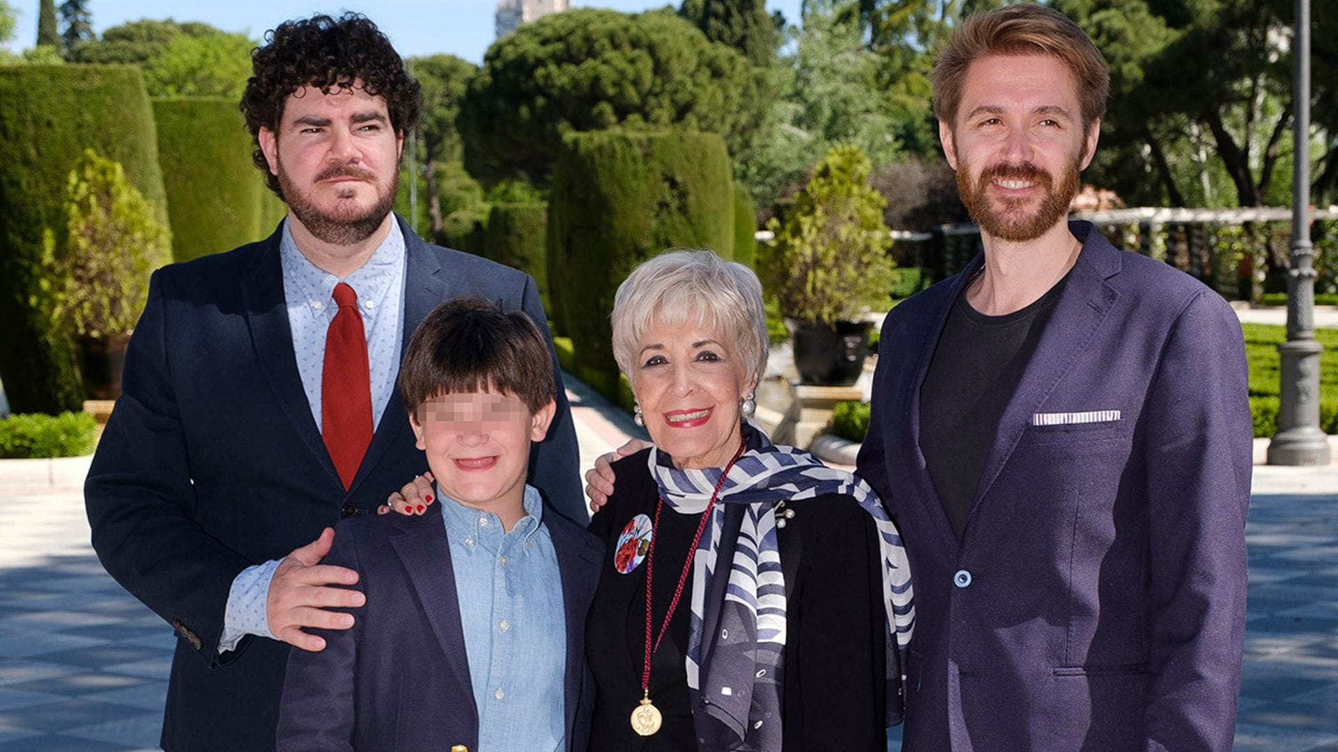 Concha Velasco y su pequeña gran familia: sus dos hijos, Manuel y Paco, y su nieto Samuel