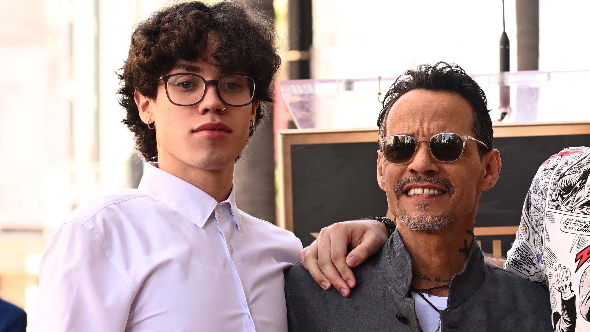 Marc Anthony posa con sus hijos Ryan y Cristian Muñiz en el Paseo de la Fama de Hollywood.