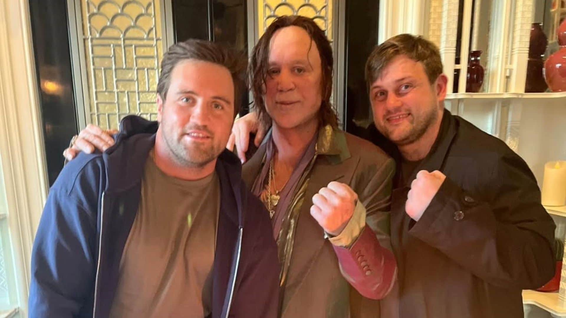 La impactante aparición de un irreconocible Mickey Rourke en el Gran Hermano británico