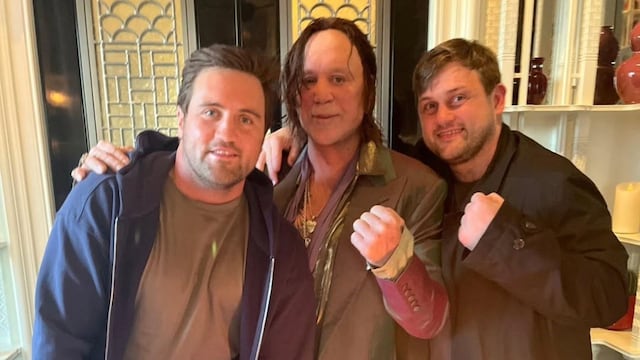 La impactante aparición de un irreconocible Mickey Rourke en el reality Gran Hermano británico
