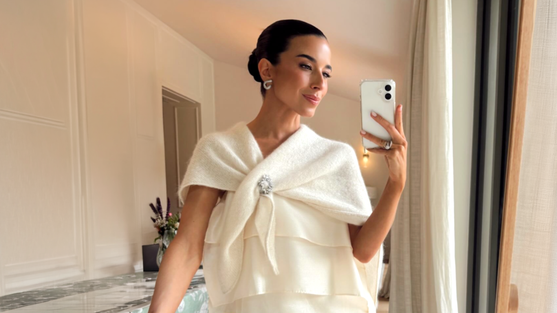 Laura Corsini vestida con look blanco de Bimani en el bautizo de su hijo Javier.