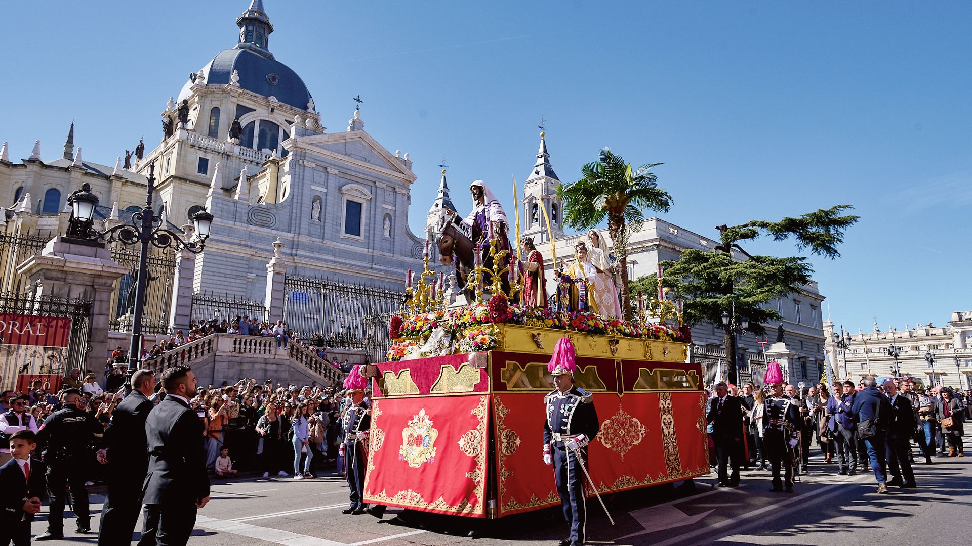 La Borriquita a su paso por la catedral de la Almudena, una emocionante procesión de carácter familiar. Semana Santa en Madrid.