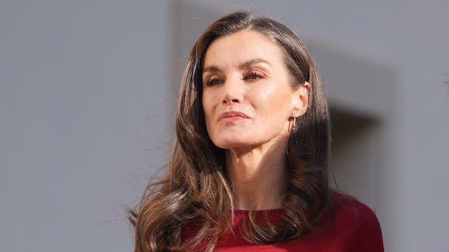 La reina Letizia con vestido de punto rojo y cinturón