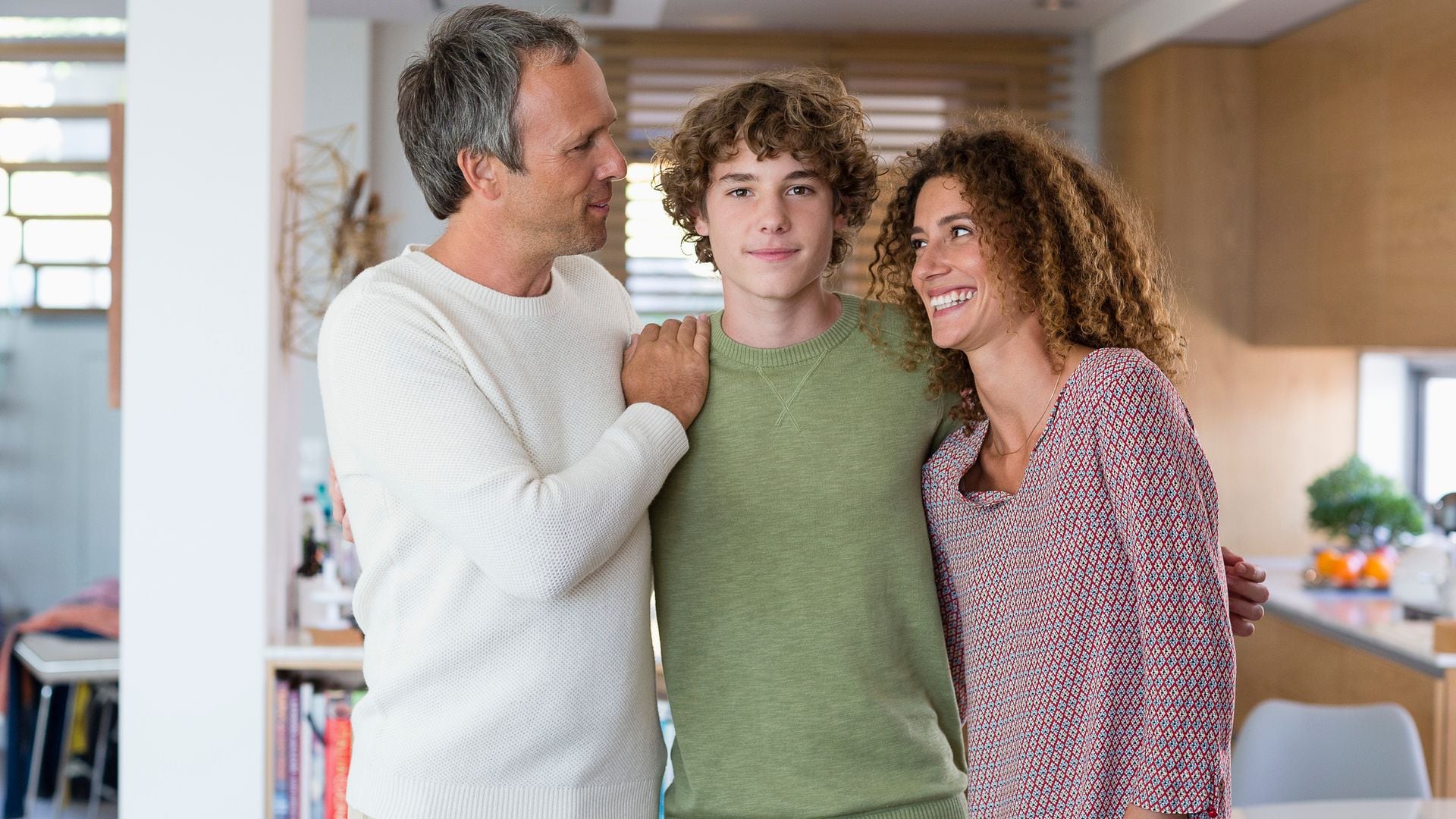 Adolescente feliz con sus padres