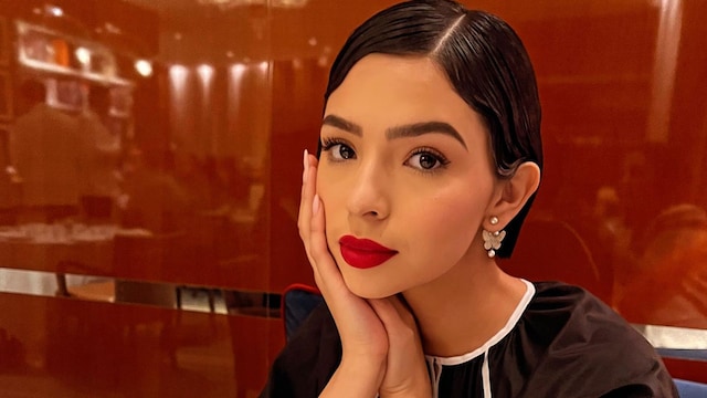 Ángela Aguilar sorprende con un look de melena larga y castaña