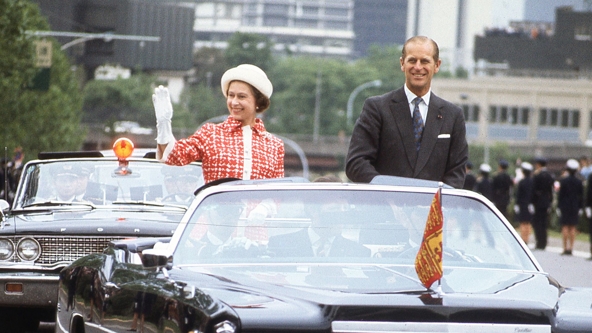 Un siglo de Isabel II a través de las portadas de ¡HOLA!: cómo una niña inesperada se convirtió en símbolo global