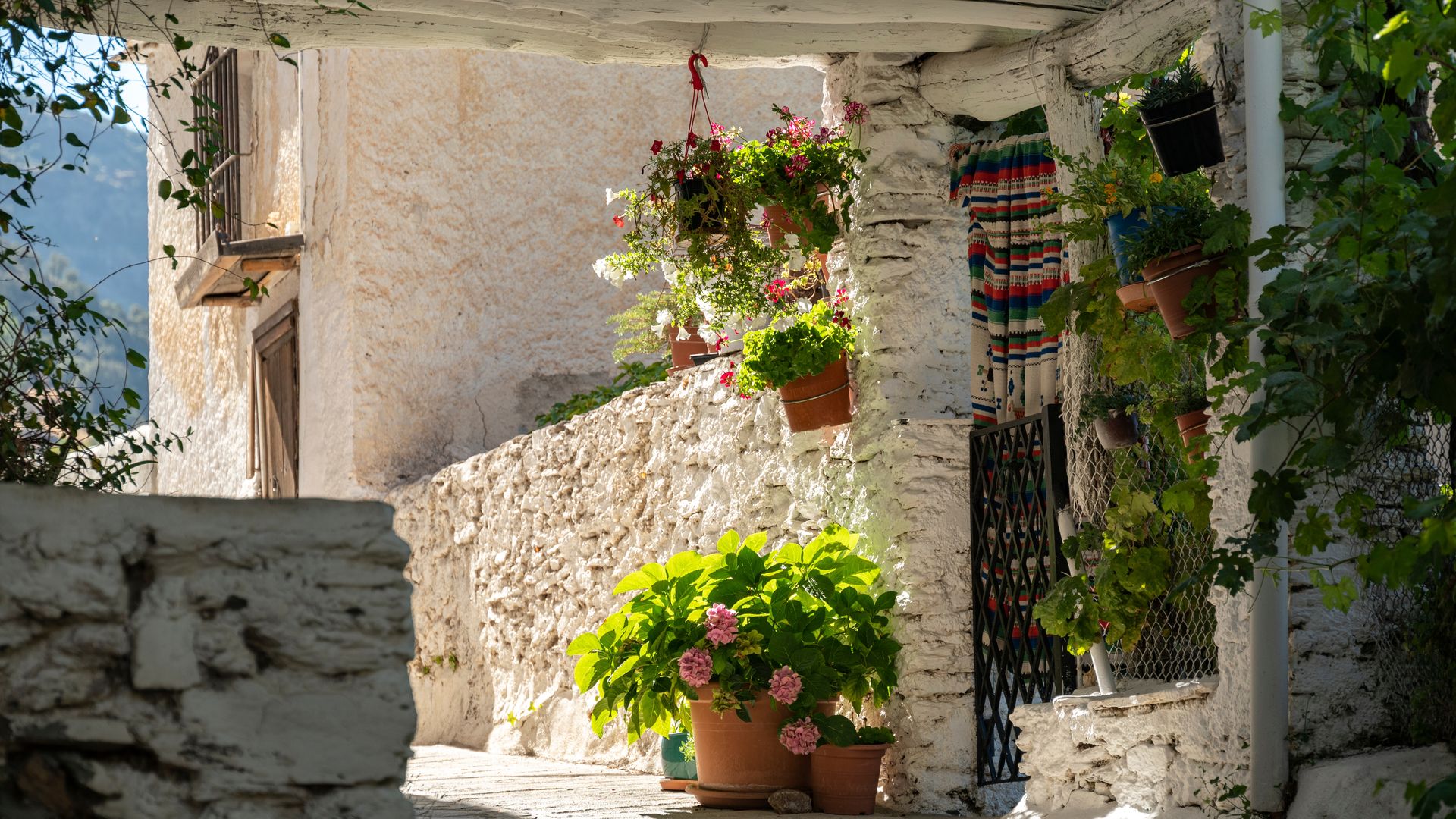 Descubre la Alpujarra más desconocida: así es el municipio granadino que es un paraíso del senderismo