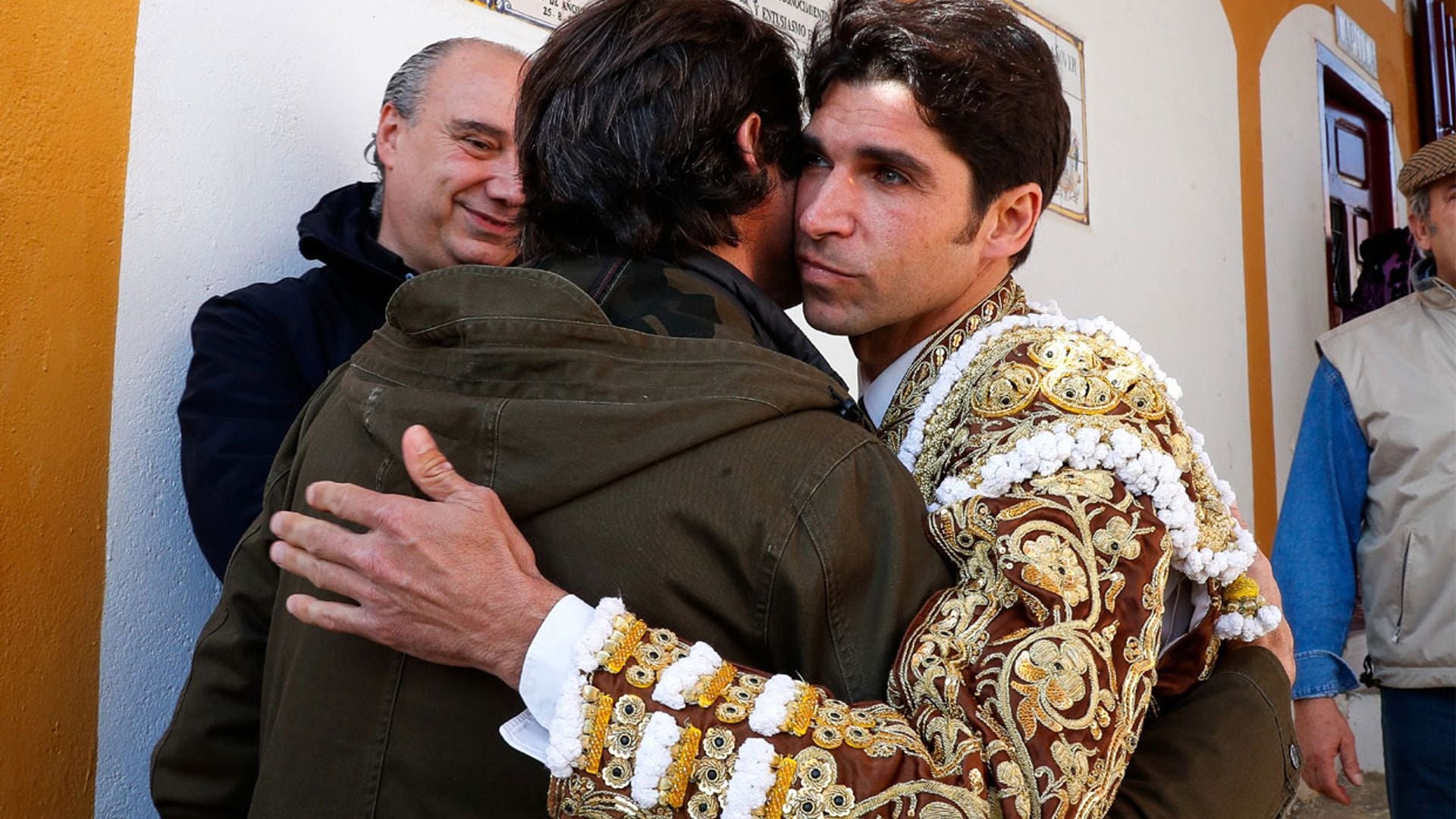 El cariñoso abrazo de Cayetano Rivera y su primo José Antonio Canales que denota su buena sintonía