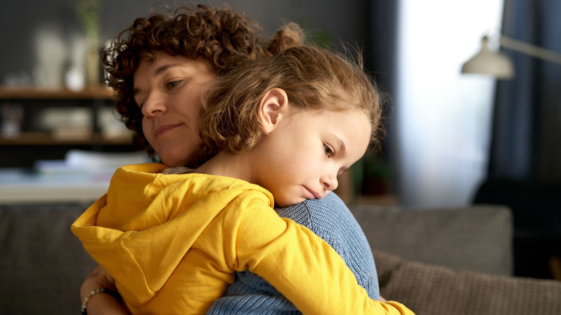 Cómo enseñar a tus hijos a hablarse bien según la psicóloga Carmen Esteban: "Durante la adolescencia la comparación y autoexigencia se vuelve más intensa"