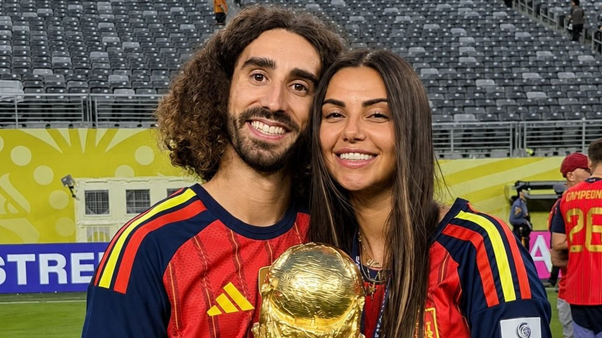 Marc Cucurella y Claudia Rodríguez celebrando la victoria de España