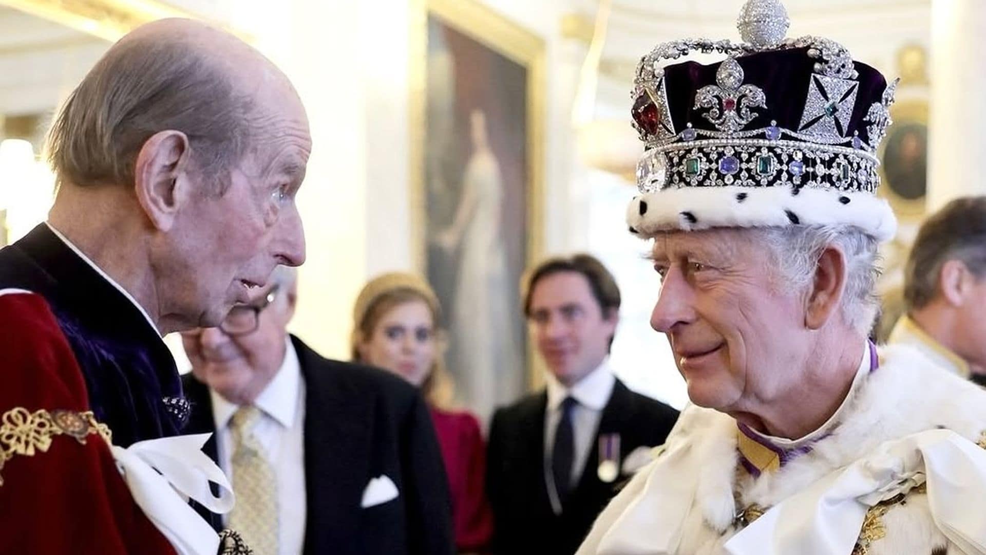 El rey Carlos III en su coronación recibiendo la felicitación del duque de Kent