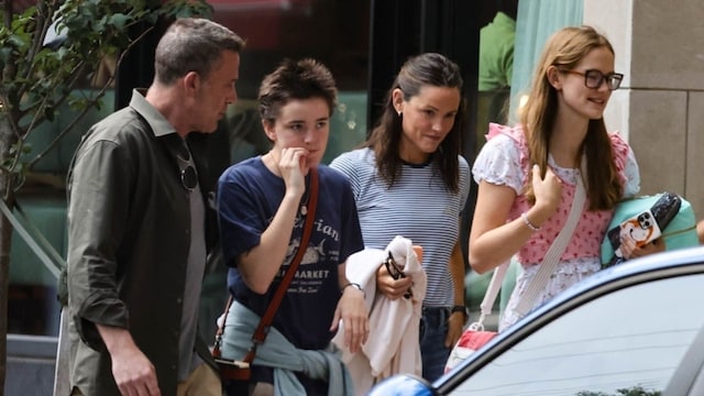 Ben Affleck y Jennifer Garner con sus hijos Violet y Fin en New Haven, Connecticut, en agosto de 2024.