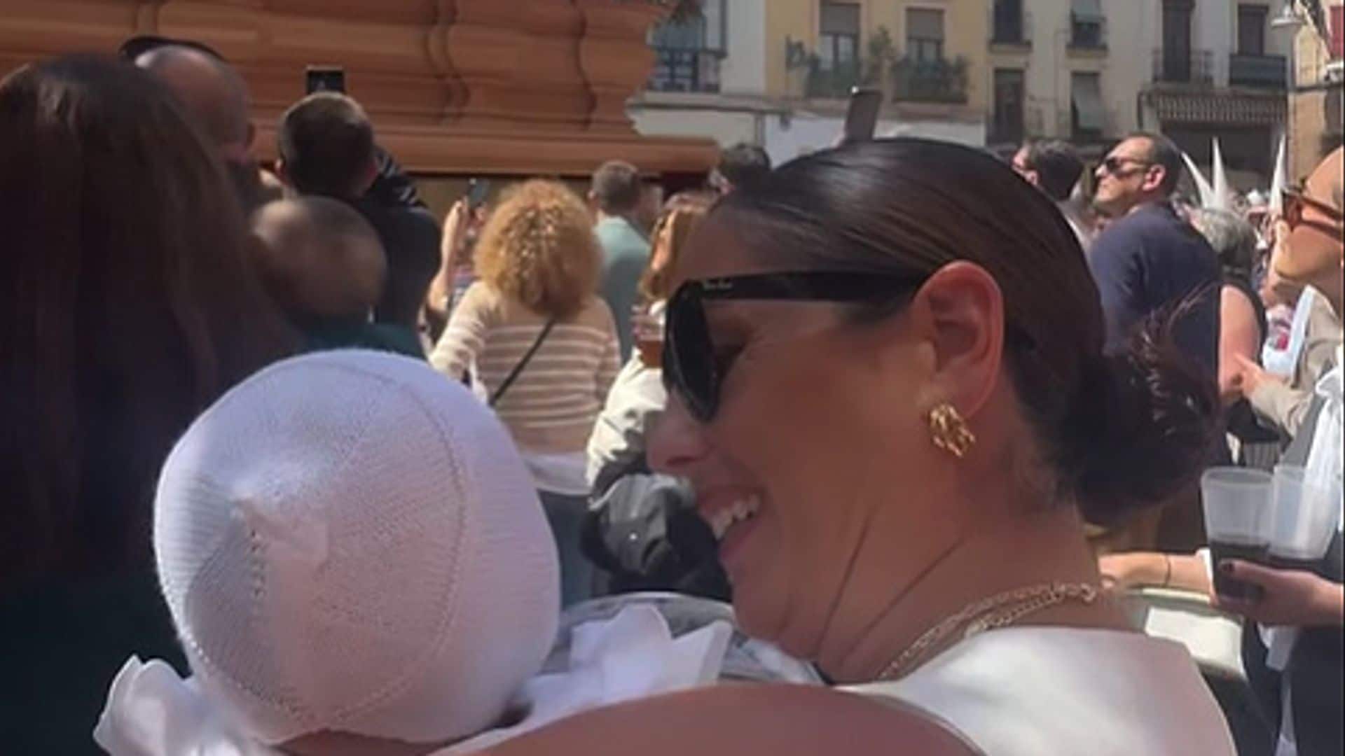 La felicidad de Anabel Pantoja al enseñarle por primera vez una procesión a su hija de 4 meses