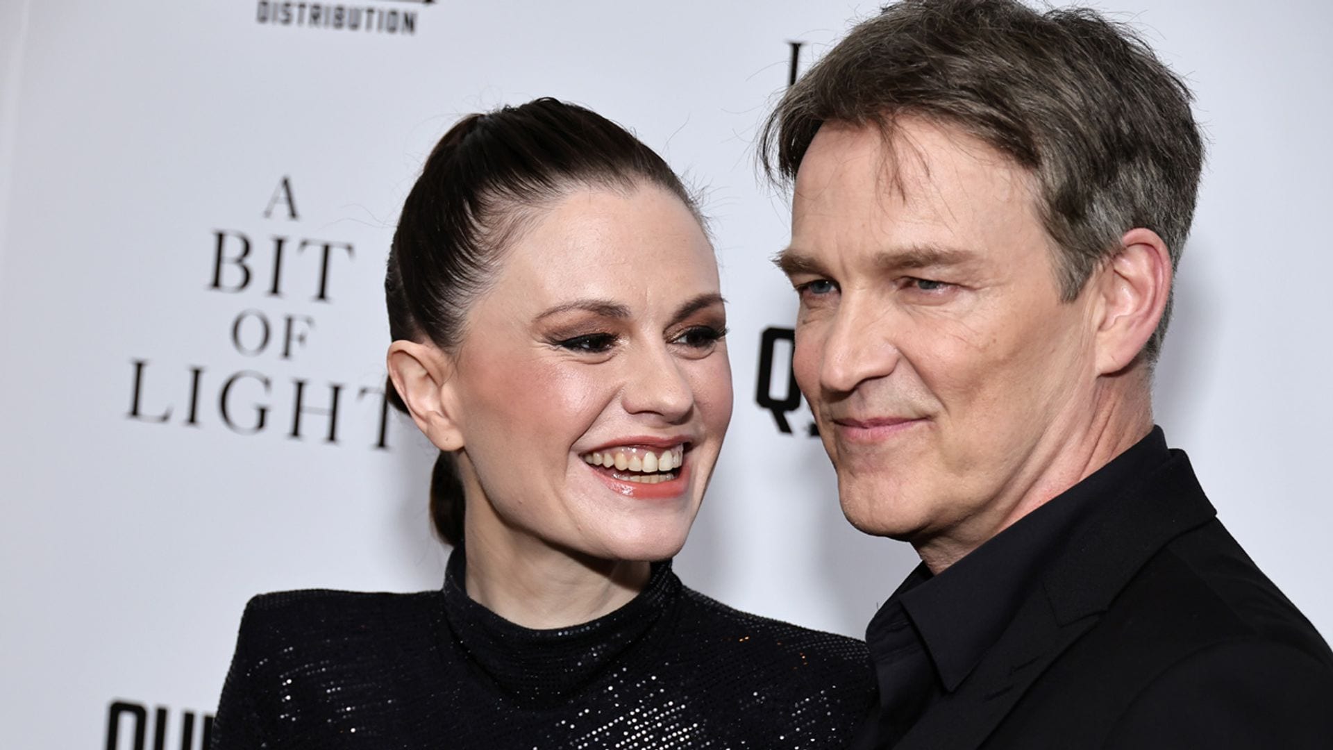 Anna Paquin reaparece con bastón tras dos años sin pisar una alfombra roja y revela que afronta un delicado problema de salud